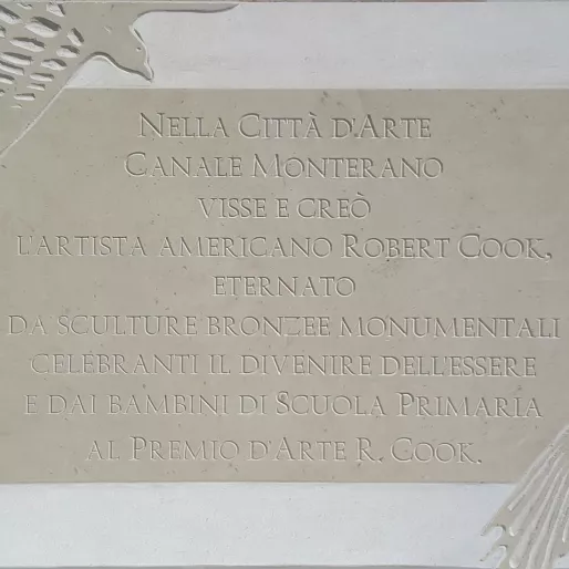Stele memoriale dedicata all'artista internazionale Robert Cook presso la città d'arte Canale Monterano