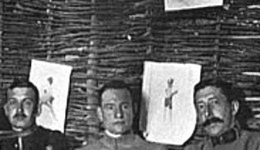 Soldati in trincea con illustrazioni di Kirchner appese alle pareti