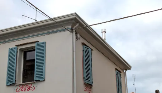 edificio con fregi rossi