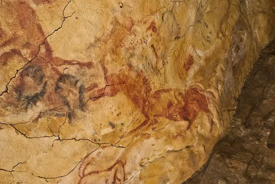 Graffiti dalle grotte di Altamira: impronta di mano e cavallo rosso